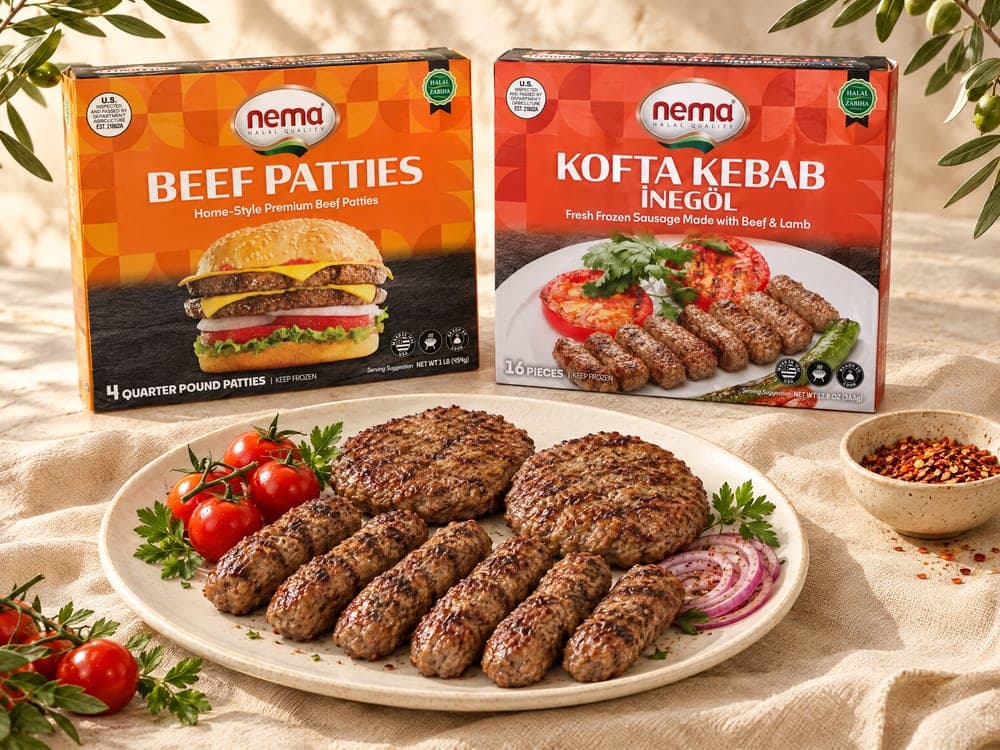 علب برغر لحم بقري وكباب كفتة إنغول من Nema خلف طبق من الكفتة وأقراص البرغر المشوية، مع طماطم كرزية وبصل أحمر